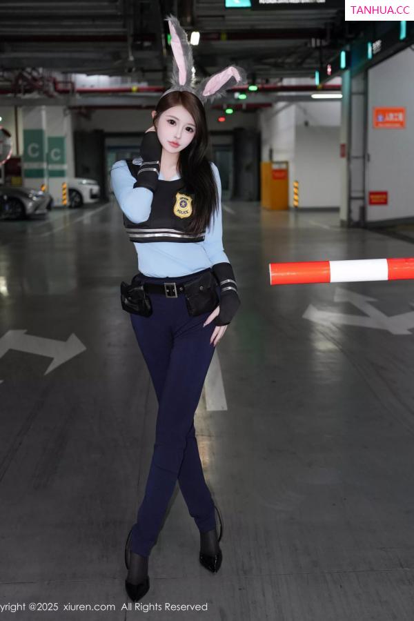 甜妮  [XiuRen]高清写真图 2025.04.16 No.10158 甜妮 制服诱惑第6张图片